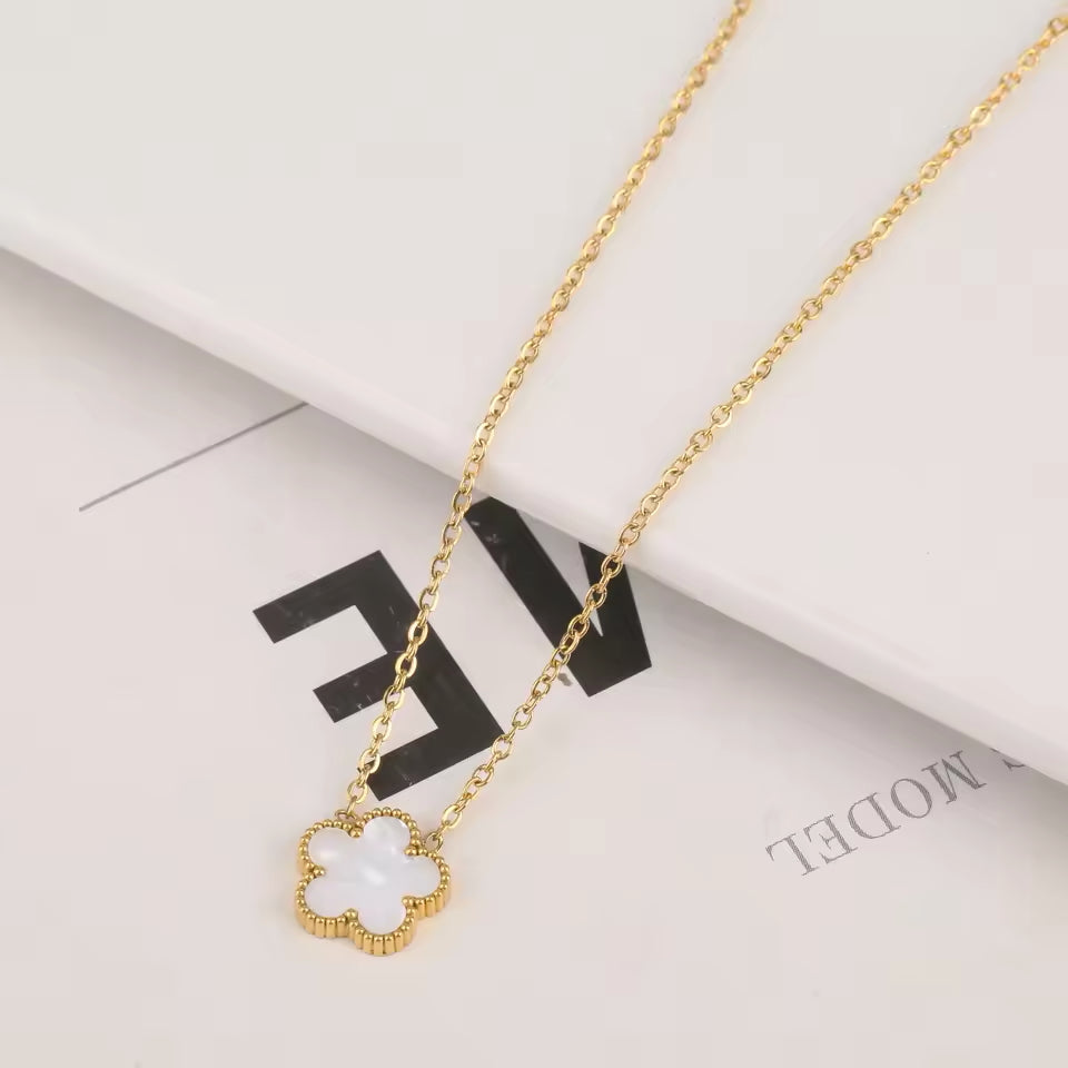Caja de rosa con Collar con colgante trebol cinco hojas blanco