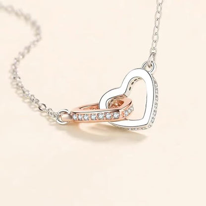 Caja de rosa con Collar de doble anillo de corazón bicolor