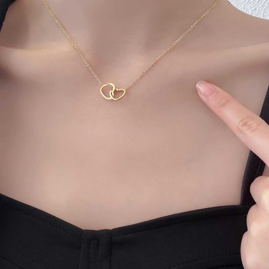 Caja de rosa con collar de doble anillo de corazón oro