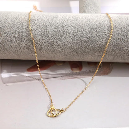 Caja de rosa con collar de doble anillo de corazón oro